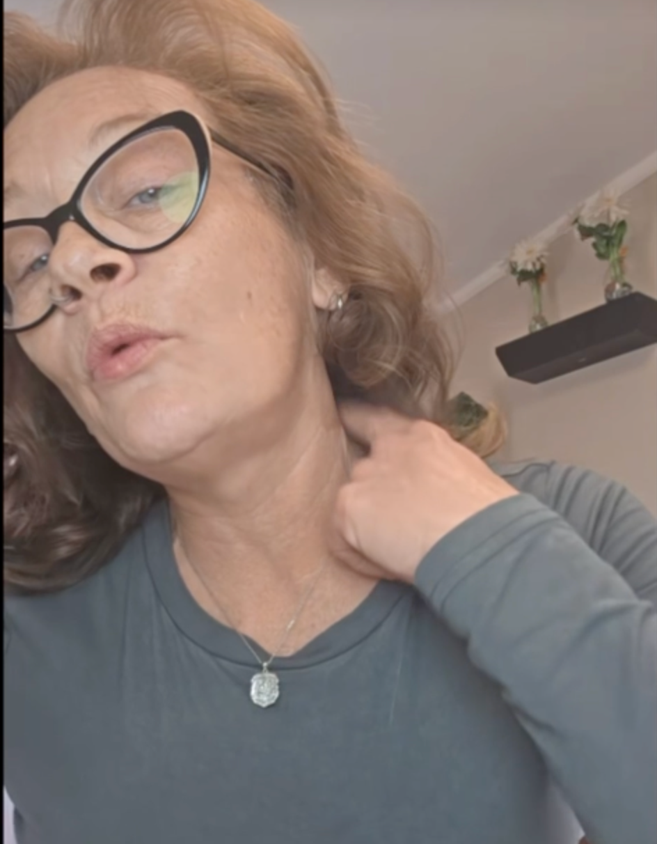 Before and after wearing the neck lift strips