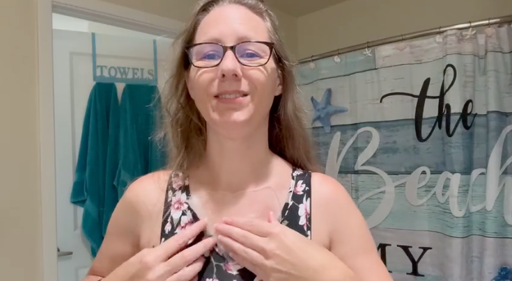 Applying the silicone décolleté pad
